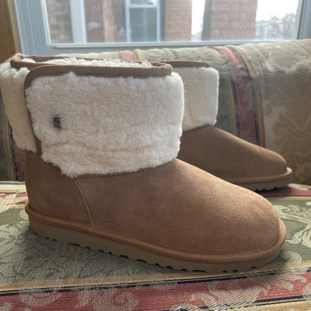 UGG Kids' Classic Jona Luxury Boot. Size 4 Kids
N18-16